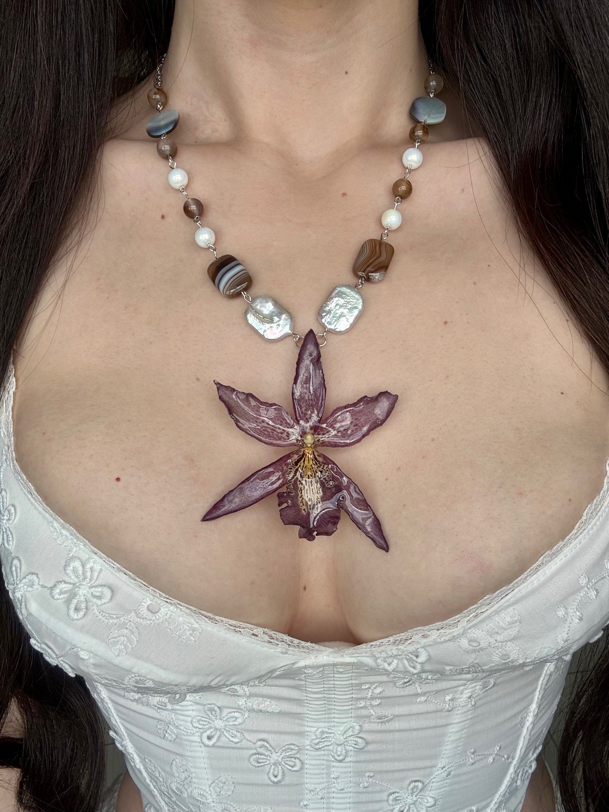 Handmade necklace with real orchid preserved in resin and freshwater pearls and agate.