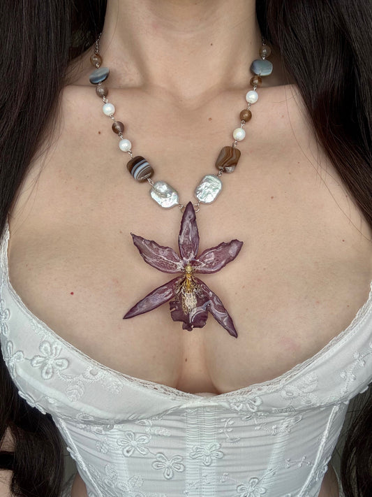 Handmade necklace with real orchid preserved in resin and freshwater pearls and agate.